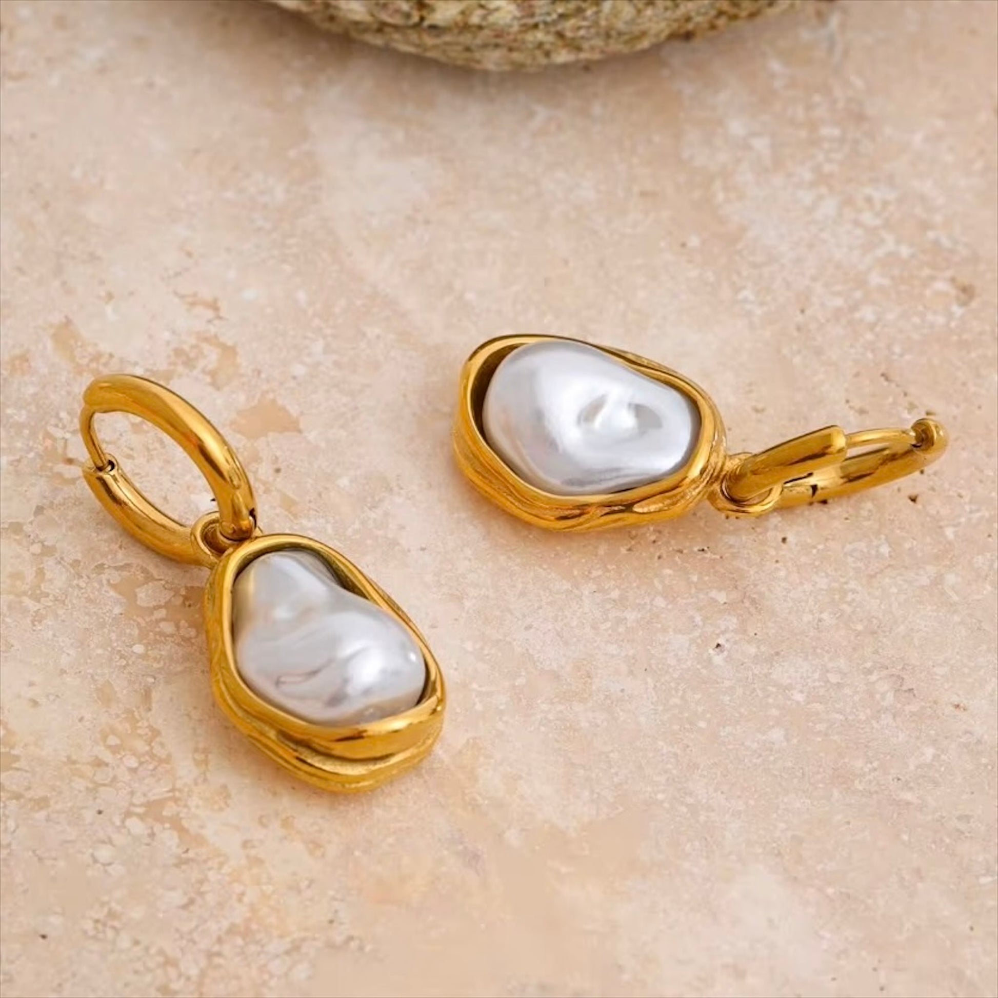 Boucles d’oreilles créoles dorées avec perle baroque blanche, design raffiné et moderne pour femme, accessoire chic et élégant – Bijoux Prestige