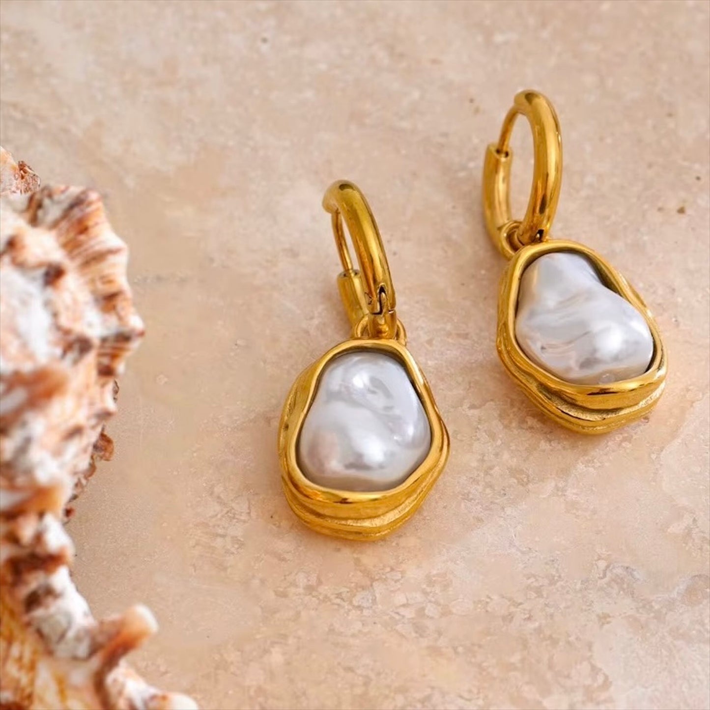 Boucles d’oreilles créoles dorées avec perle baroque blanche, design raffiné et moderne pour femme, accessoire chic et élégant – Bijoux Prestige