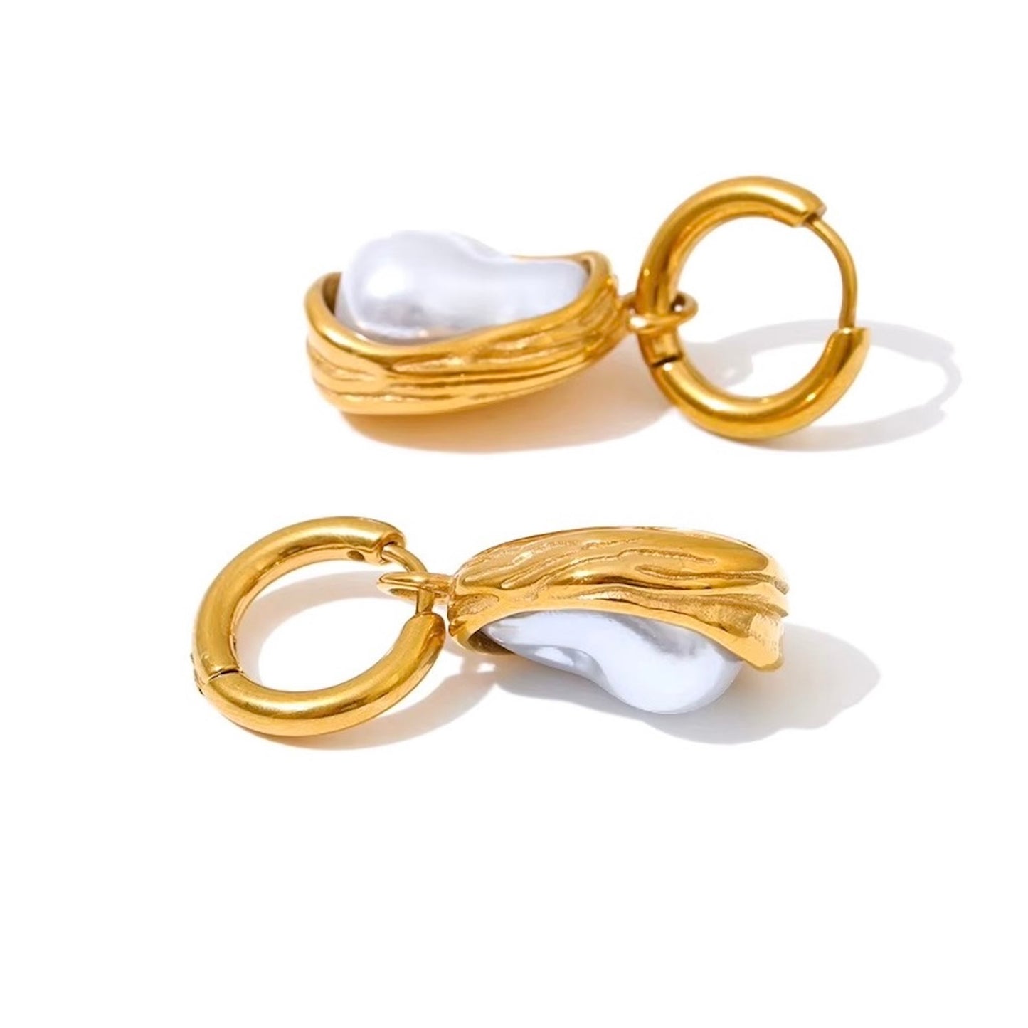 Boucles d’oreilles créoles dorées avec perle baroque blanche, design raffiné et moderne pour femme, accessoire chic et élégant – Bijoux Prestige