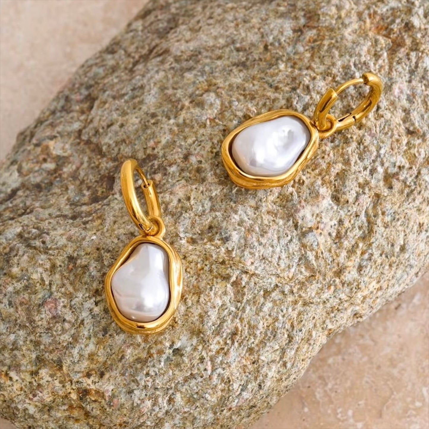 Boucles d’oreilles créoles dorées avec perle baroque blanche, design raffiné et moderne pour femme, accessoire chic et élégant – Bijoux Prestige