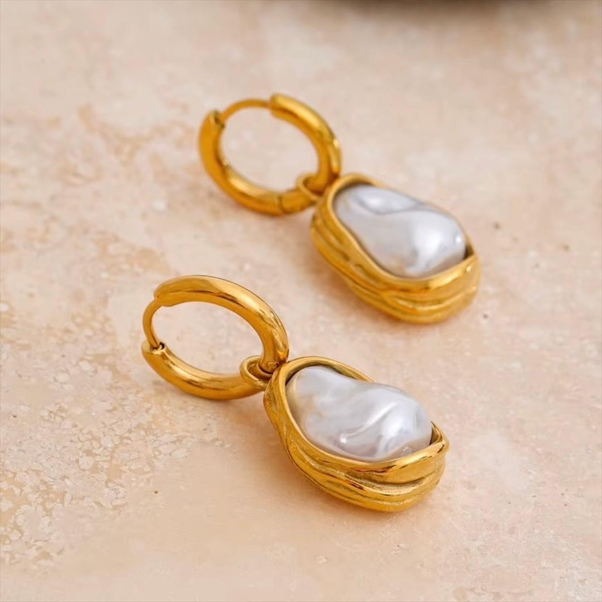 Boucles d’oreilles créoles dorées avec perle baroque blanche, design raffiné et moderne pour femme, accessoire chic et élégant – Bijoux Prestige