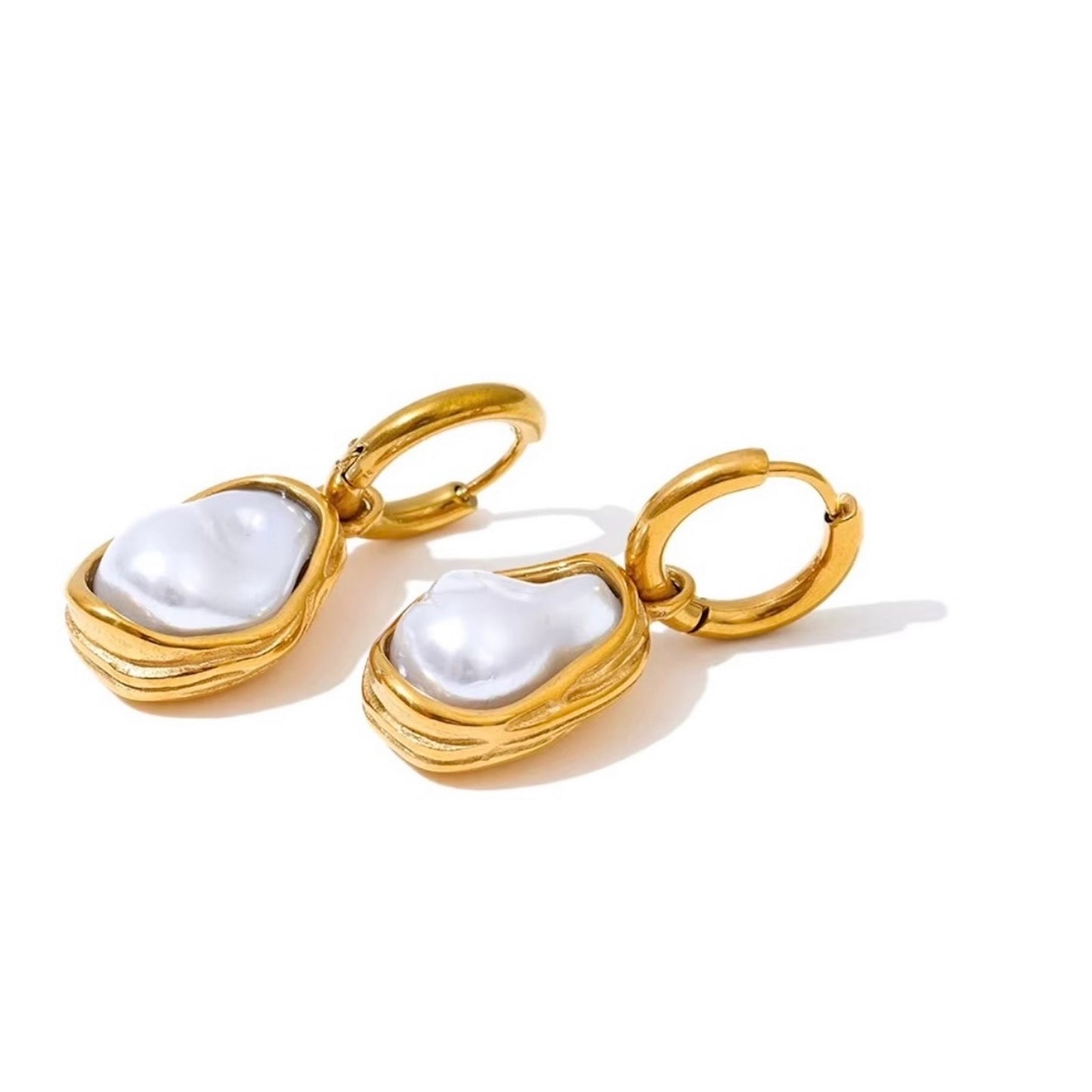 Boucles d’oreilles créoles dorées avec perle baroque blanche, design raffiné et moderne pour femme, accessoire chic et élégant – Bijoux Prestige