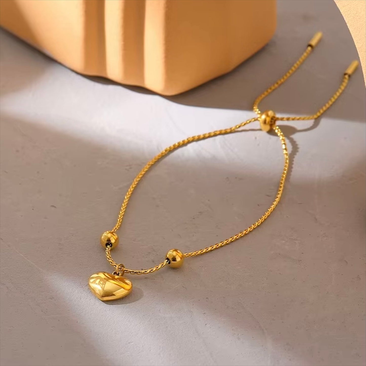 Bracelet cœur en acier inoxydable plaqué or véritable, ajustable 250mm, 4,3g, taille pendentif 12x11mm – cadeau Saint-Valentin Bijoux Prestige.