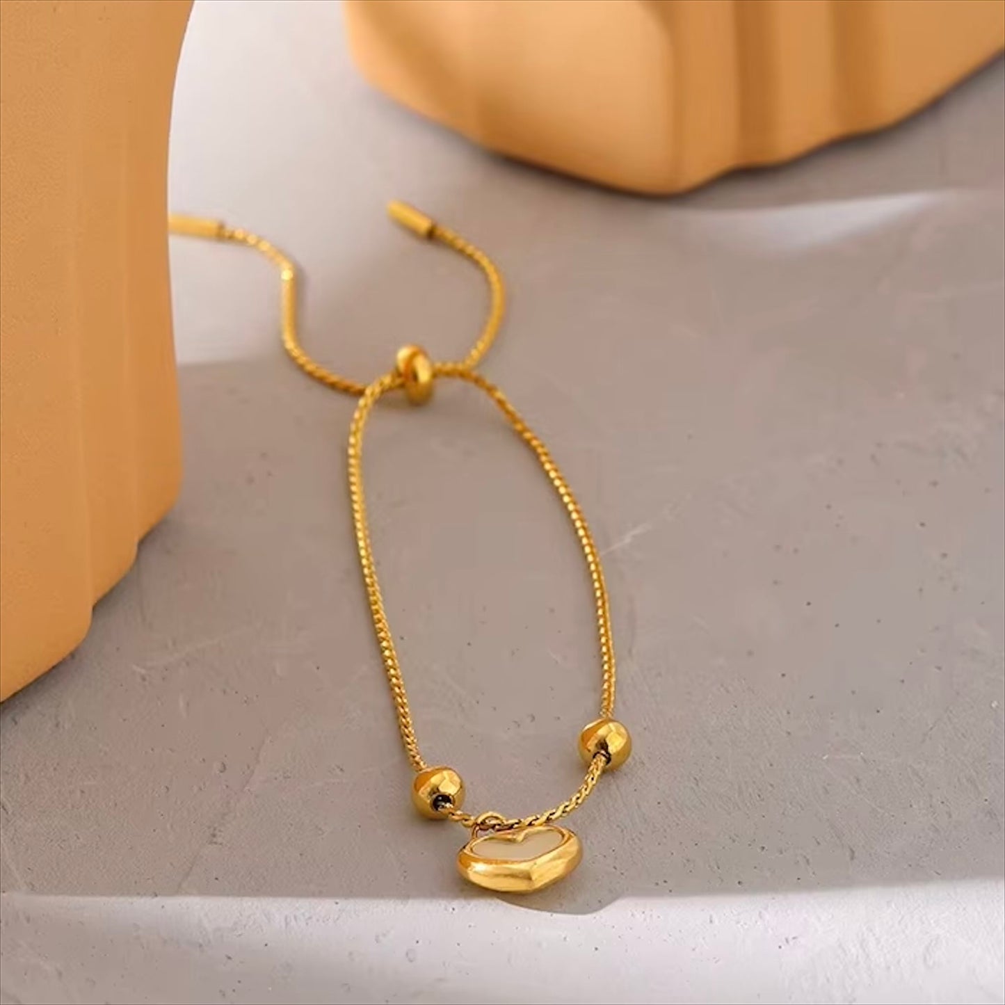 Bracelet cœur en acier inoxydable plaqué or véritable, ajustable 250mm, 4,3g, taille pendentif 12x11mm – cadeau Saint-Valentin Bijoux Prestige.