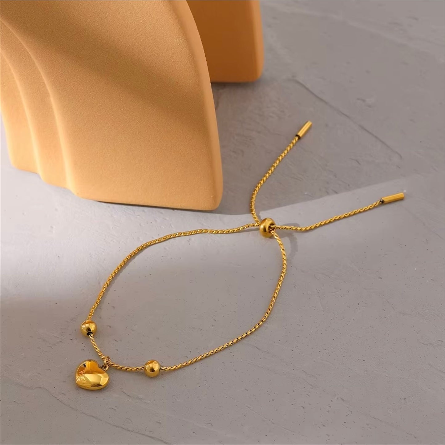 Bracelet cœur en acier inoxydable plaqué or véritable, ajustable 250mm, 4,3g, taille pendentif 12x11mm – cadeau Saint-Valentin Bijoux Prestige.