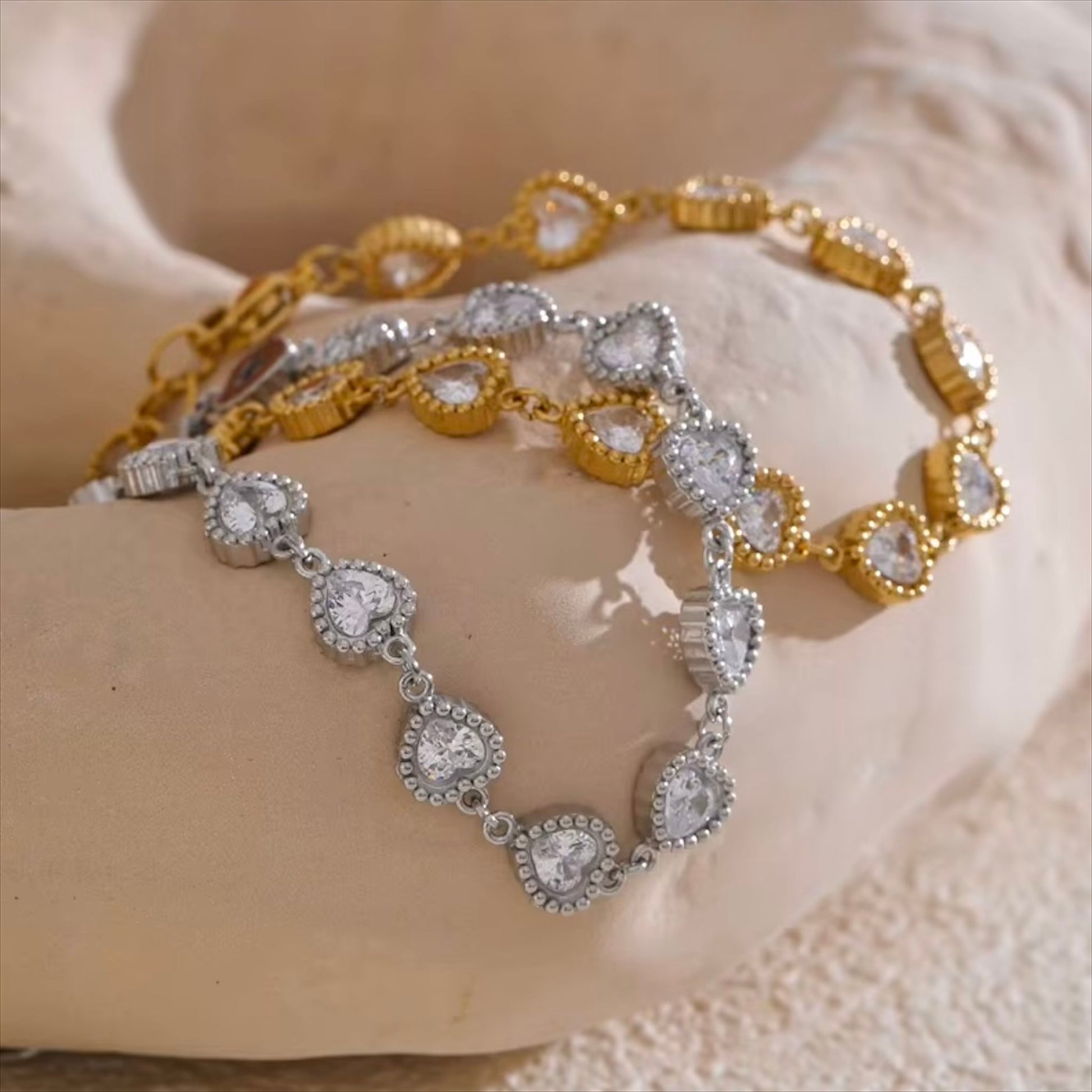 Bracelet tennis cœurs en acier inoxydable plaqué or/PVD argent, CZ pavés, 17cm (6,9-10,1 pouces), 8,5g – duo Saint-Valentin doré/argenté Bijoux Prestige.