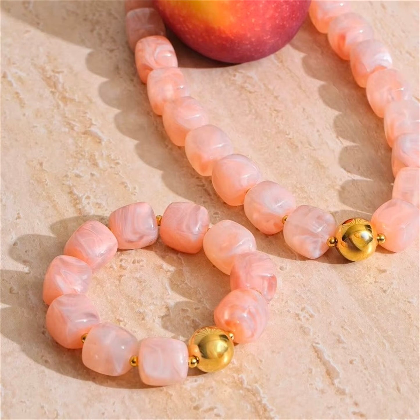 Bracelet perles résine colorée femme, multicolore moderne avec détails dorés – Bijoux Prestige