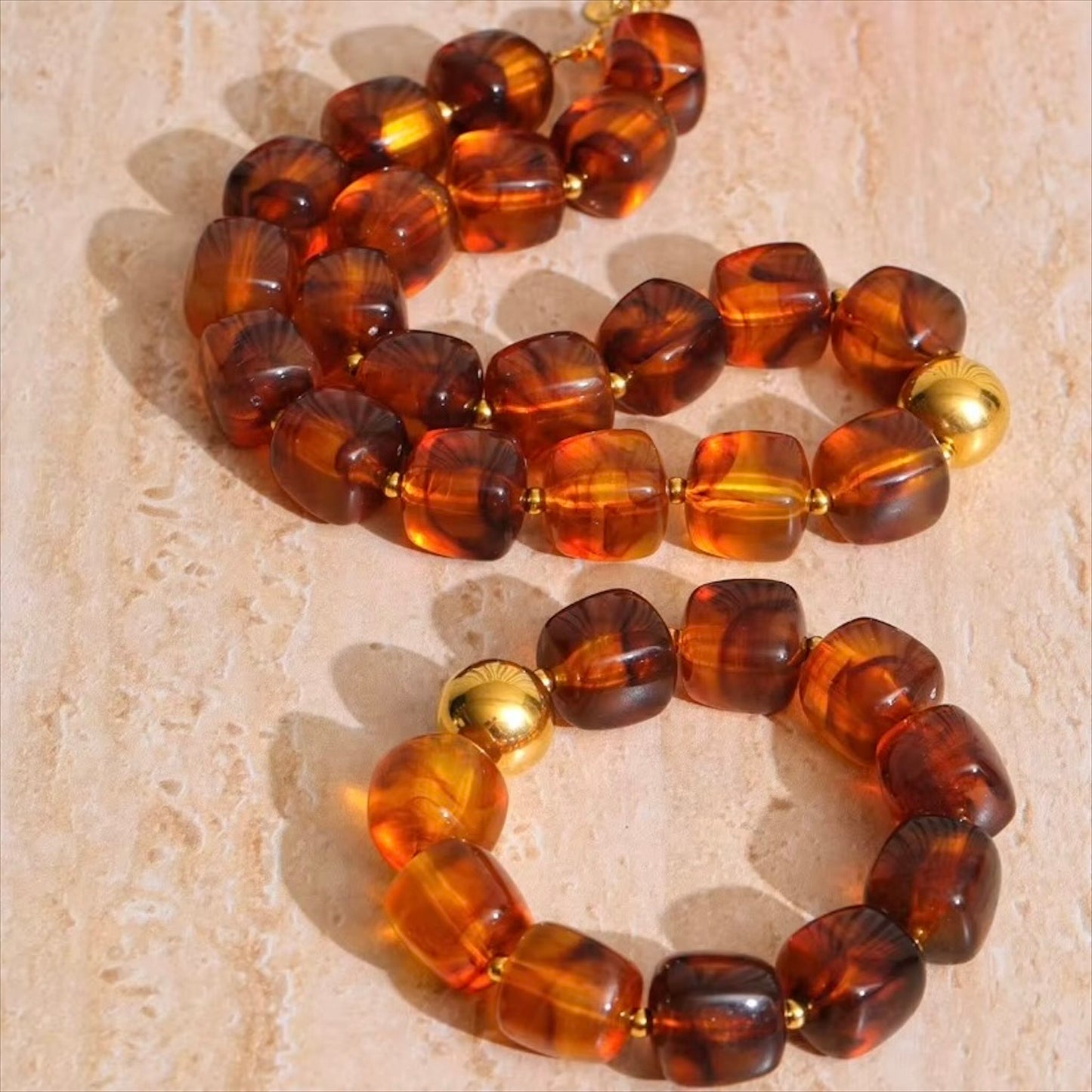 Bracelet perles résine colorée femme, multicolore moderne avec détails dorés – Bijoux Prestige