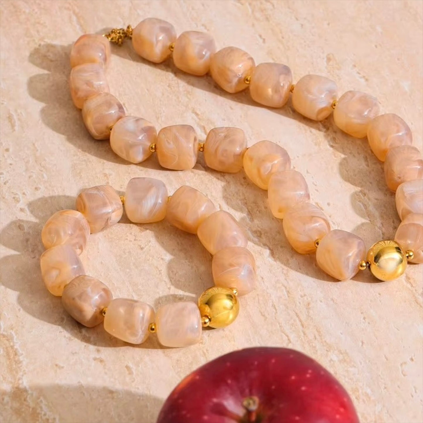 Bracelet perles résine colorée femme, multicolore moderne avec détails dorés – Bijoux Prestige