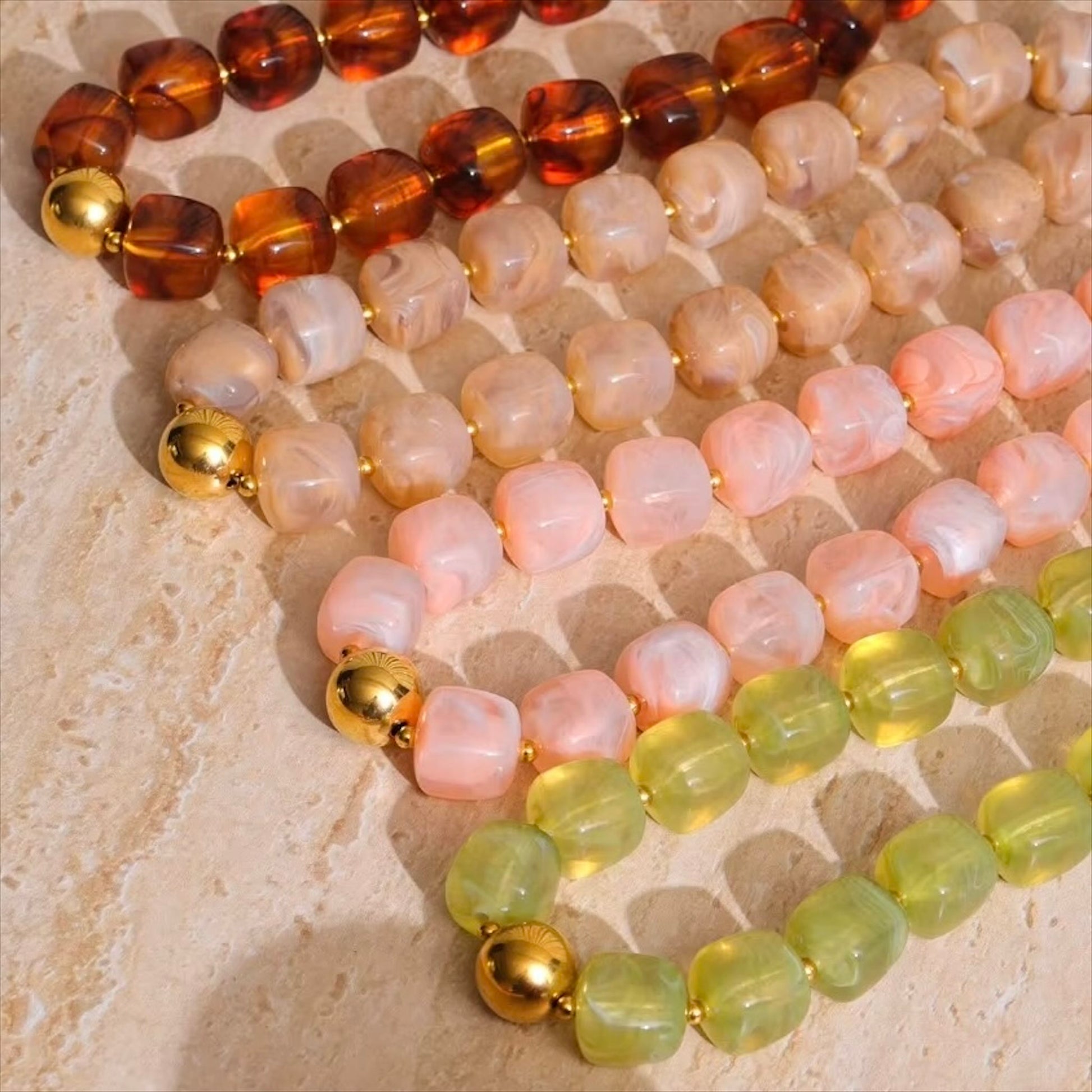 Bracelet perles résine colorée femme, multicolore moderne avec détails dorés – Bijoux Prestige