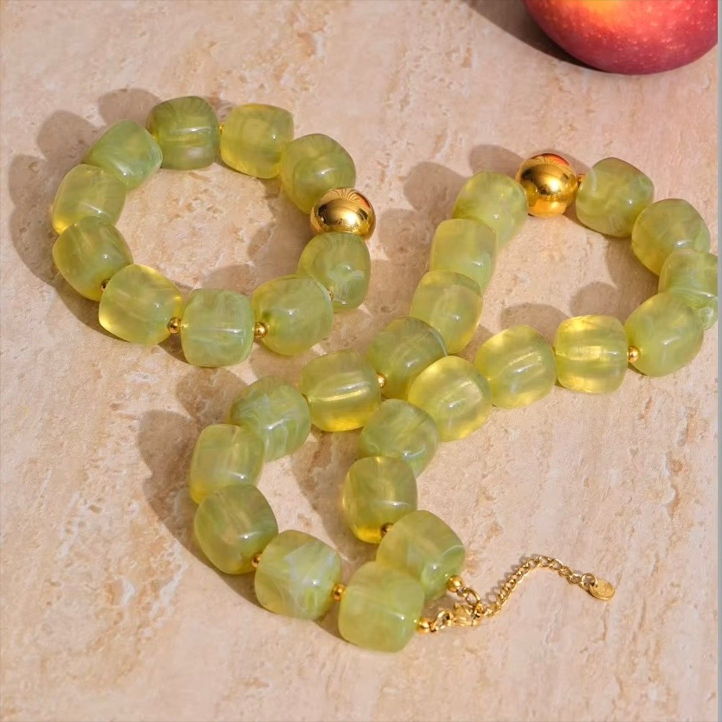 Bracelet perles résine colorée femme, multicolore moderne avec détails dorés – Bijoux Prestige