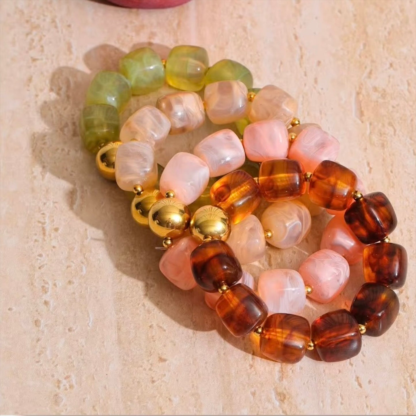 Bracelet perles résine colorée femme, multicolore moderne avec détails dorés – Bijoux Prestige