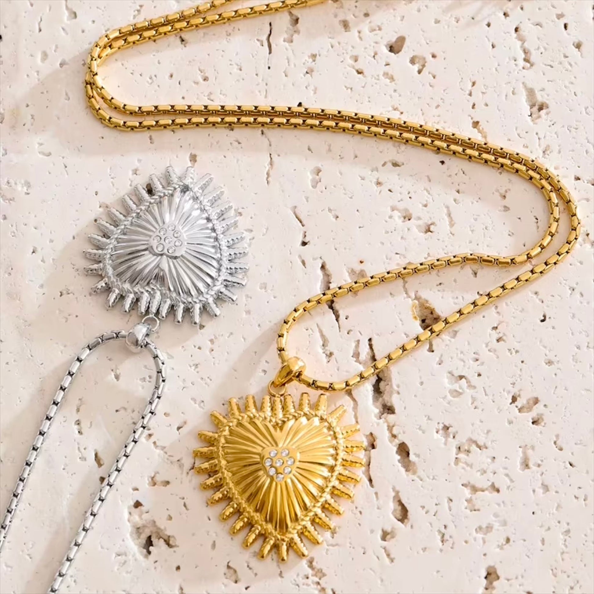 Collier cœur festonné cubic zircon en acier inoxydable plaqué or/PVD argent, chaîne 45cm (17,7-19,7 pouces), 15g – duo Saint-Valentin doré/argenté Bijoux Prestige.