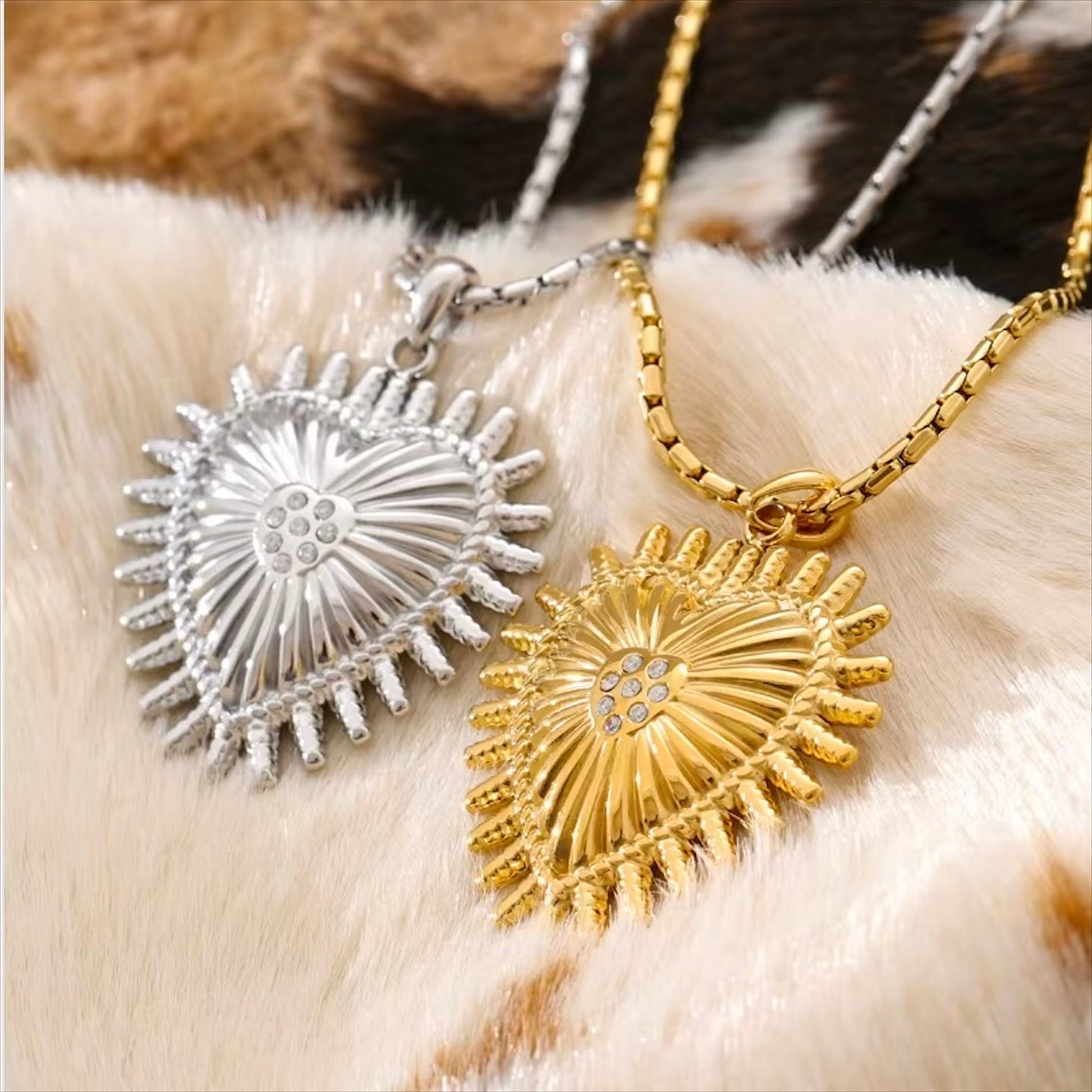 Collier cœur festonné cubic zircon en acier inoxydable plaqué or/PVD argent, chaîne 45cm (17,7-19,7 pouces), 15g – duo Saint-Valentin doré/argenté Bijoux Prestige.