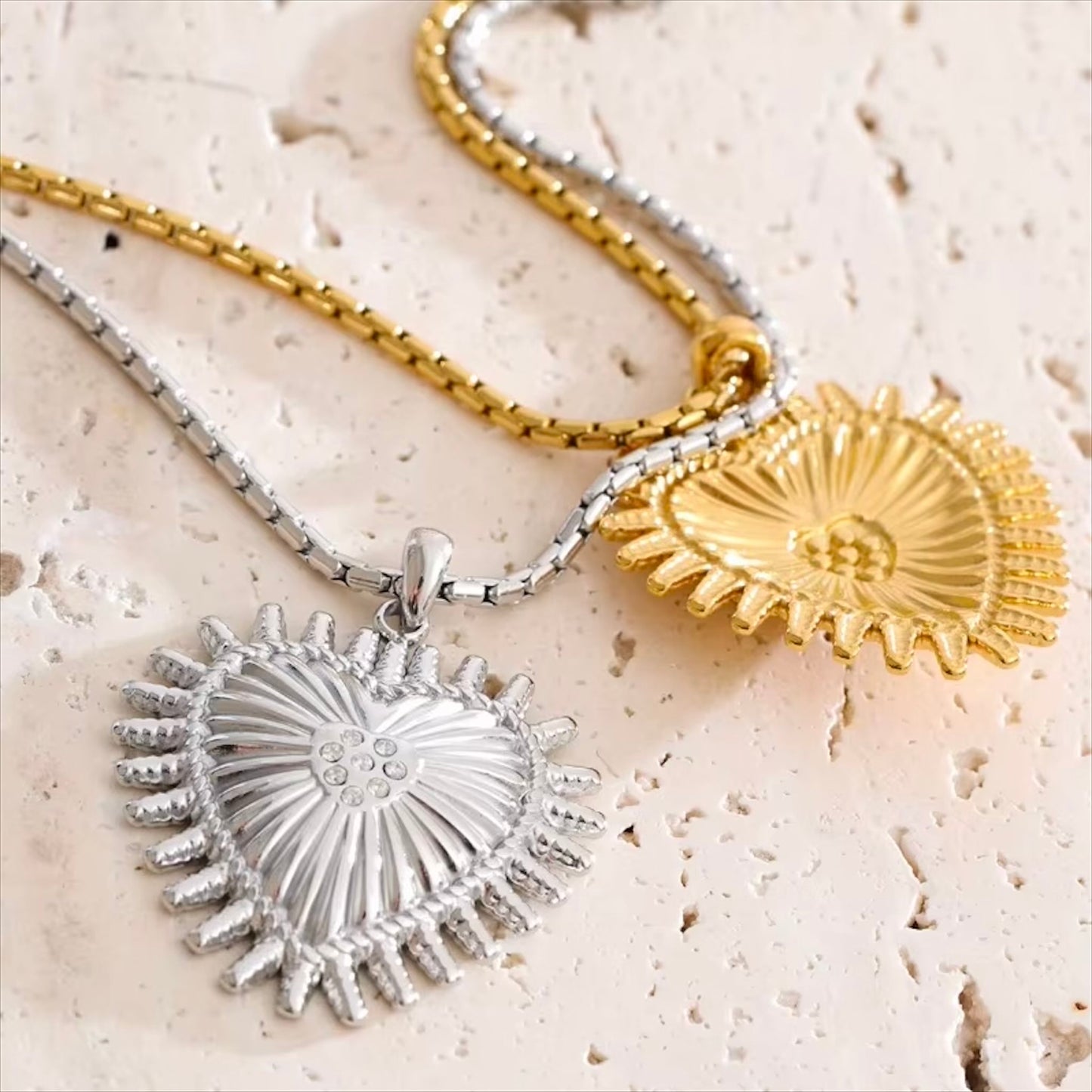 Collier cœur festonné cubic zircon en acier inoxydable plaqué or/PVD argent, chaîne 45cm (17,7-19,7 pouces), 15g – duo Saint-Valentin doré/argenté Bijoux Prestige.