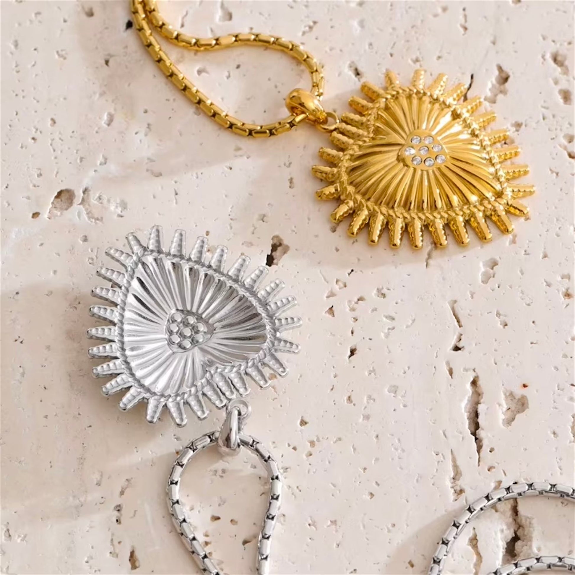 Collier cœur festonné cubic zircon en acier inoxydable plaqué or/PVD argent, chaîne 45cm (17,7-19,7 pouces), 15g – duo Saint-Valentin doré/argenté Bijoux Prestige.