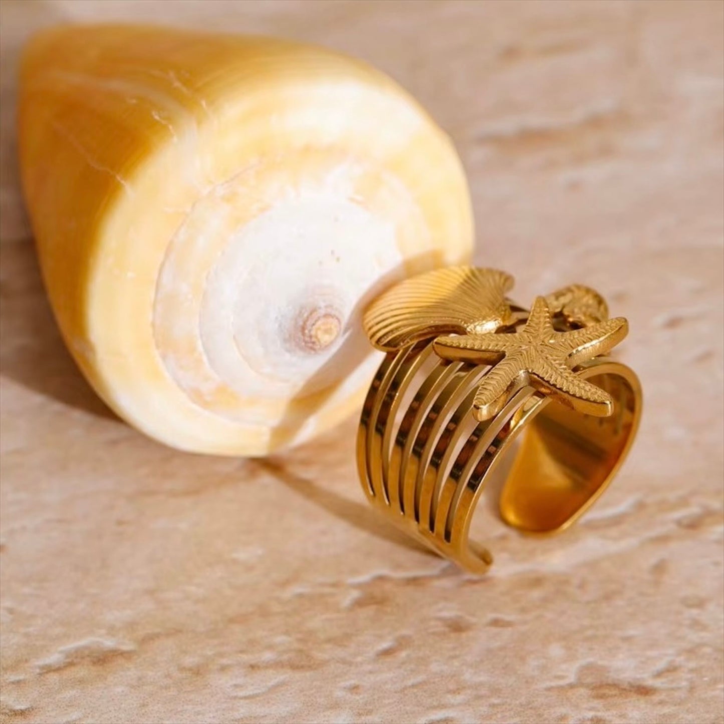 Bague dorée en acier inoxydable ornée de motifs coquillage et étoile de mer, bijou original inspiration marine pour femme - Bijoux Prestige