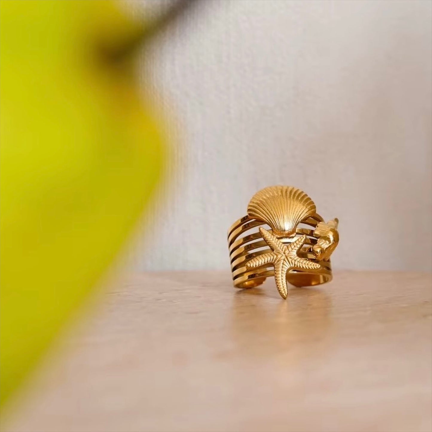 Bague dorée en acier inoxydable ornée de motifs coquillage et étoile de mer, bijou original inspiration marine pour femme - Bijoux Prestige