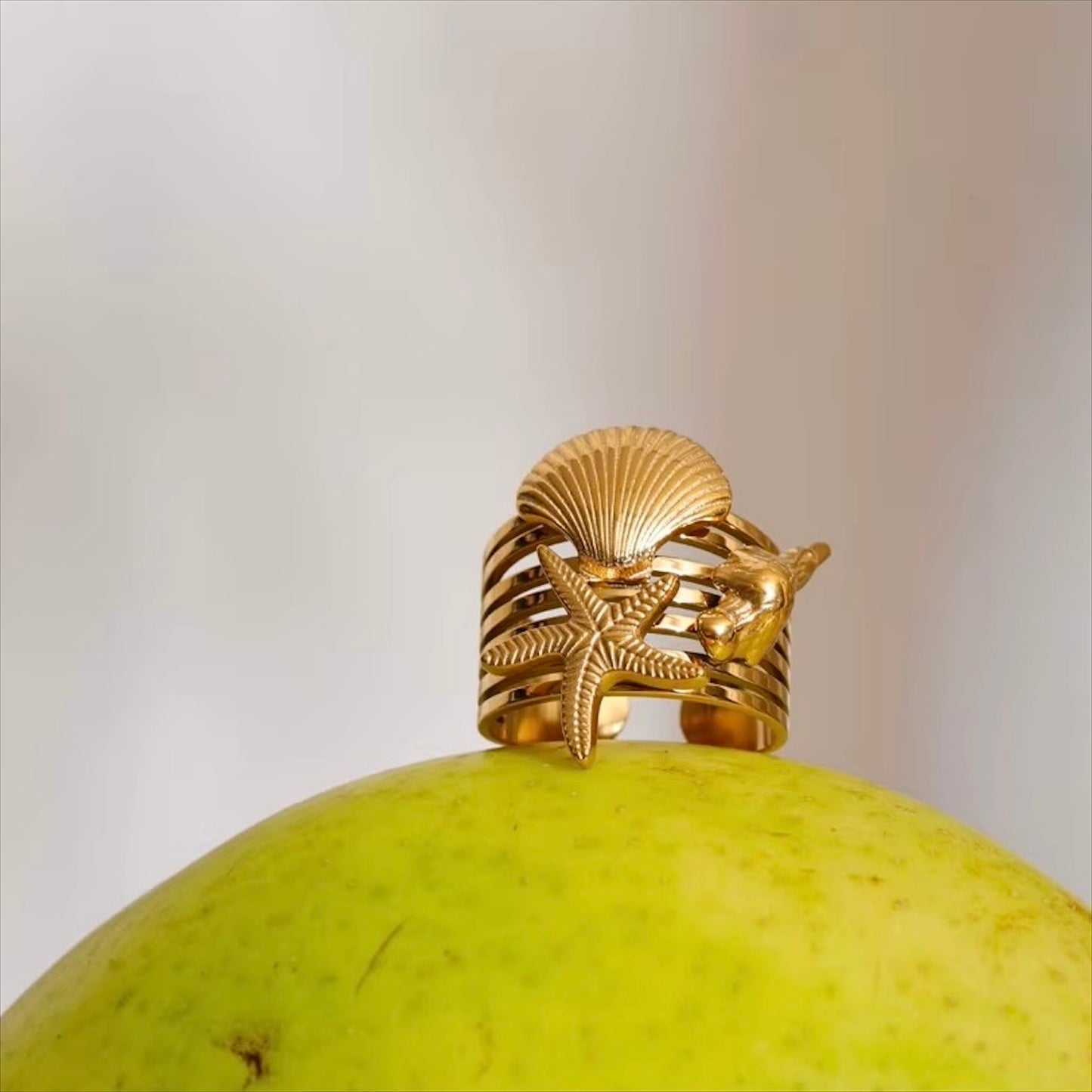 Bague dorée en acier inoxydable ornée de motifs coquillage et étoile de mer, bijou original inspiration marine pour femme - Bijoux Prestige