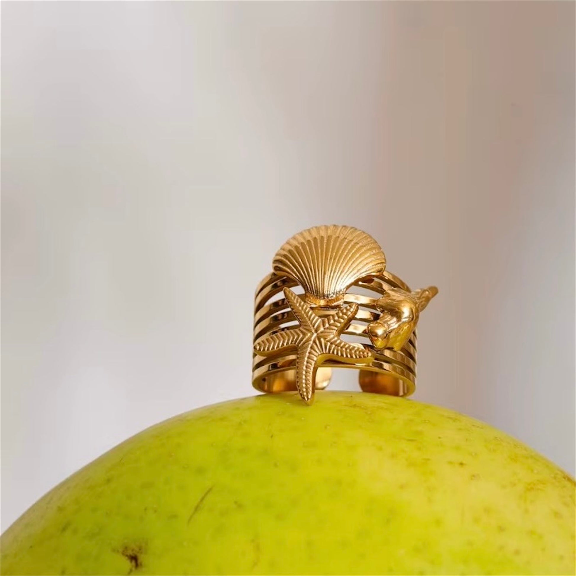 Bague dorée en acier inoxydable ornée de motifs coquillage et étoile de mer, bijou original inspiration marine pour femme - Bijoux Prestige