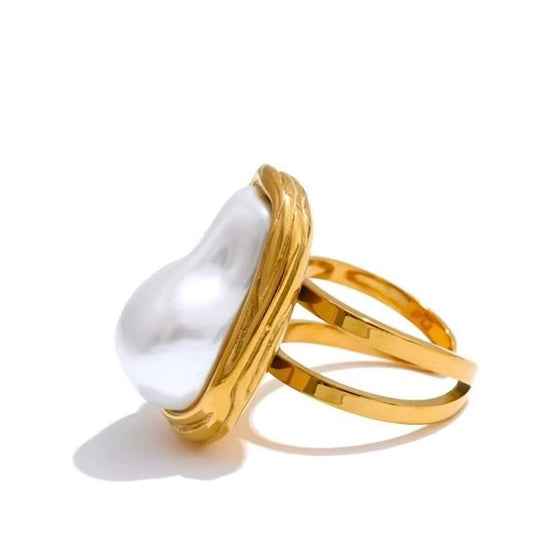 Bague dorée en acier inoxydable ornée d’une grande perle blanche imitation baroque, bijou élégant et original pour femme - Bijoux Prestige.