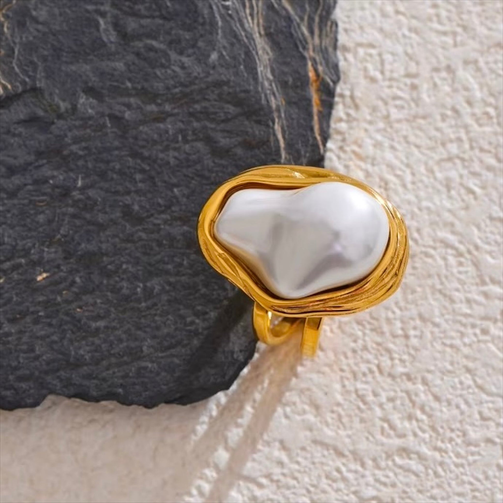 Bague dorée en acier inoxydable ornée d’une grande perle blanche imitation baroque, bijou élégant et original pour femme - Bijoux Prestige.