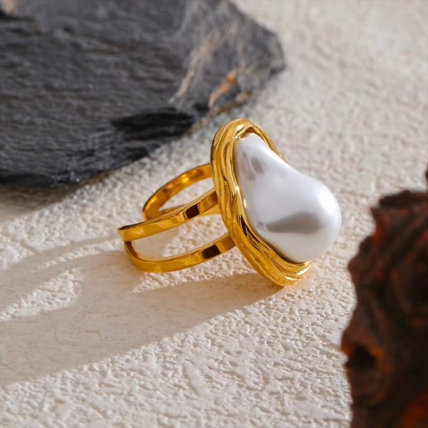 Bague dorée en acier inoxydable ornée d’une grande perle blanche imitation baroque, bijou élégant et original pour femme - Bijoux Prestige.