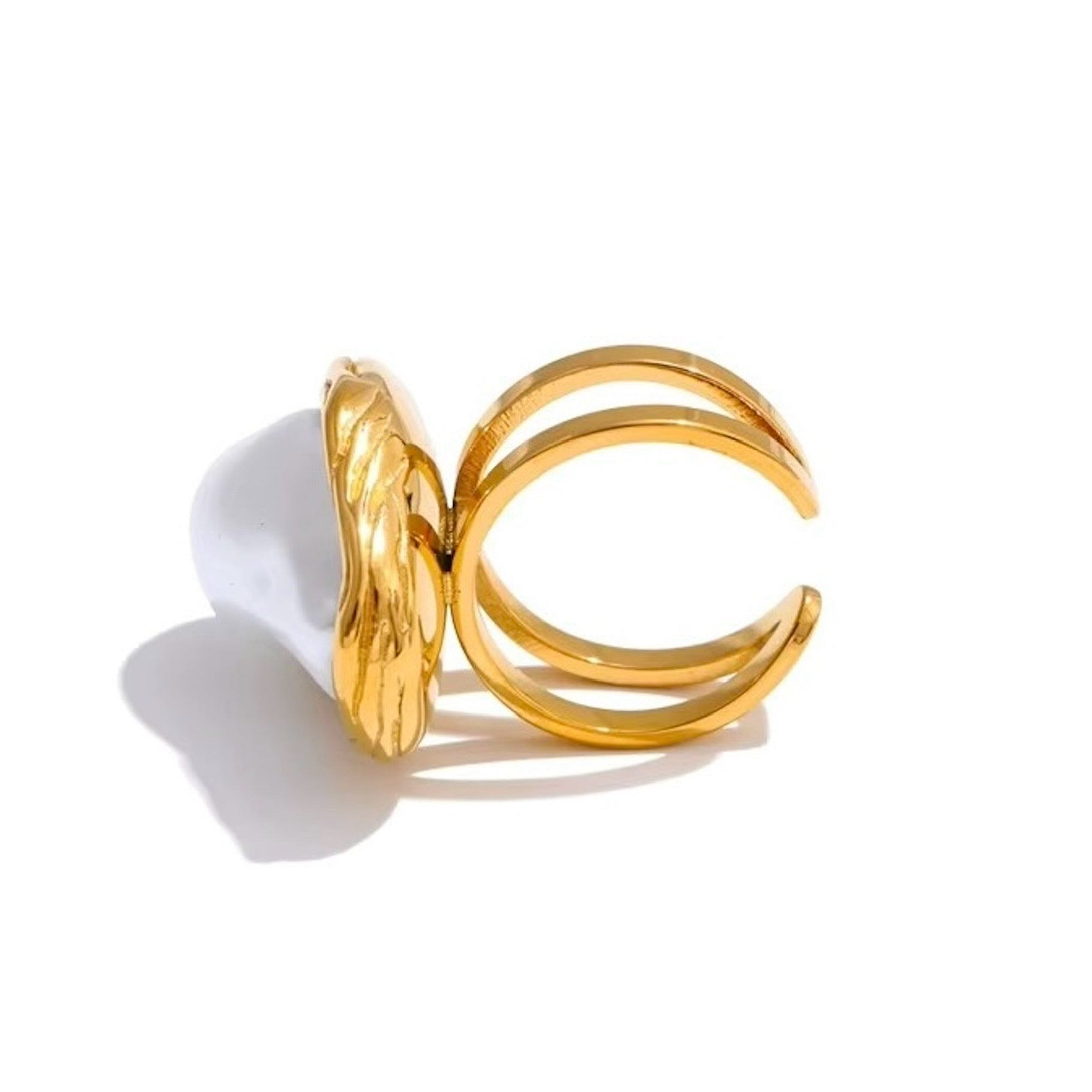 Bague dorée en acier inoxydable ornée d’une grande perle blanche imitation baroque, bijou élégant et original pour femme - Bijoux Prestige.