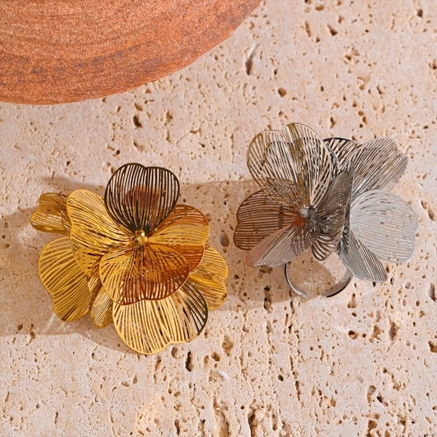 Bague fleur ajourée pétales filigrane dorée PVD et argentée acier inox 30mm 12g, Bijoux Prestige