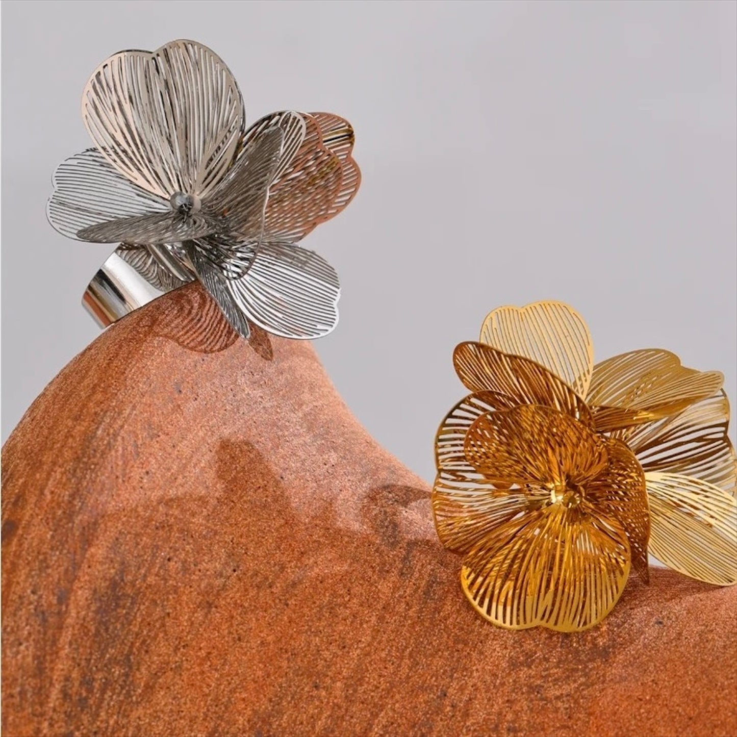 Bague fleur ajourée pétales filigrane dorée PVD et argentée acier inox 30mm 12g, Bijoux Prestige