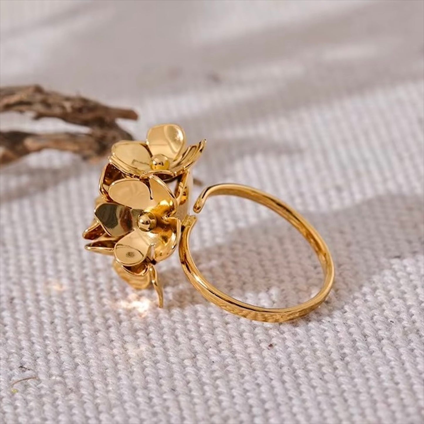 Bague dorée en acier inoxydable avec grand bouquet de fleurs, bijou élégant et féminin pour femme - Bijoux Prestige.