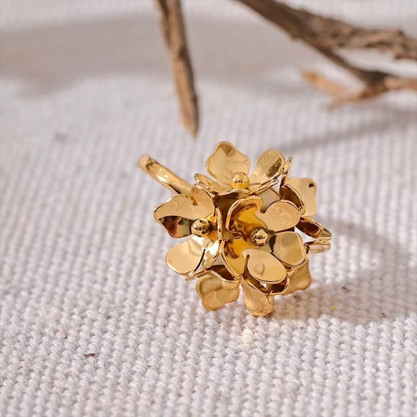 Bague dorée en acier inoxydable avec grand bouquet de fleurs, bijou élégant et féminin pour femme - Bijoux Prestige.