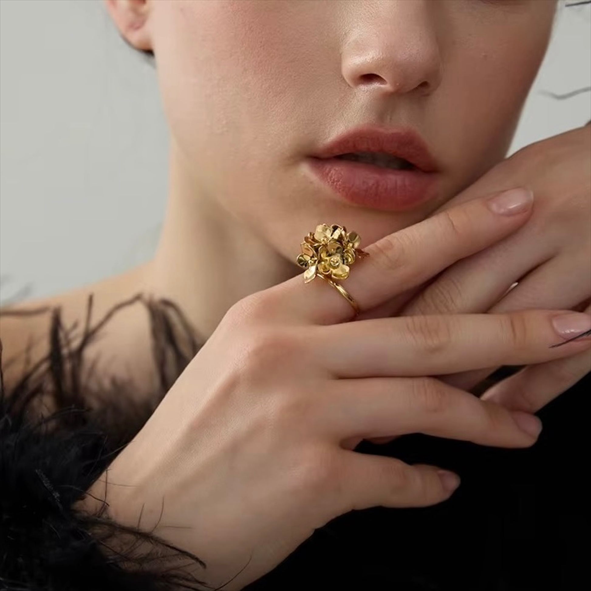 Bague dorée en acier inoxydable avec grand bouquet de fleurs, bijou élégant et féminin pour femme - Bijoux Prestige.