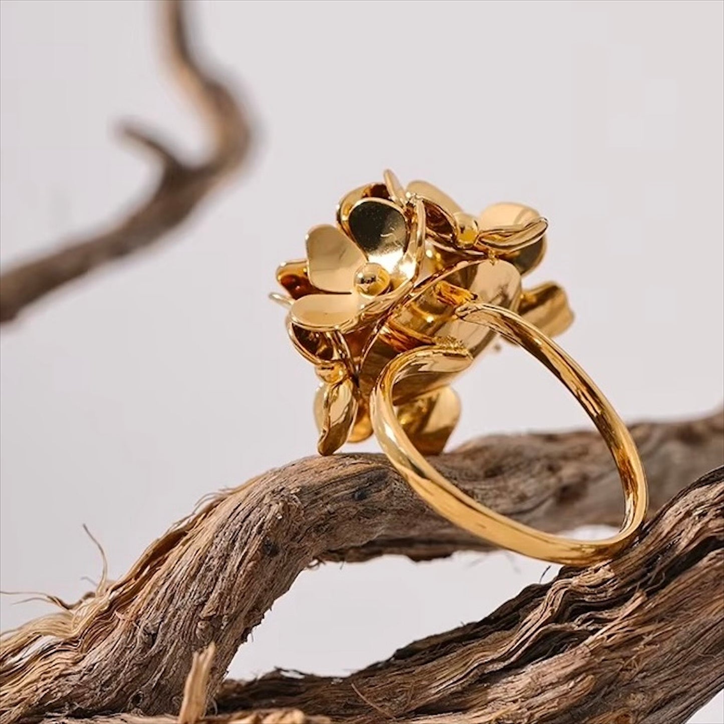 Bague dorée en acier inoxydable avec grand bouquet de fleurs, bijou élégant et féminin pour femme - Bijoux Prestige.