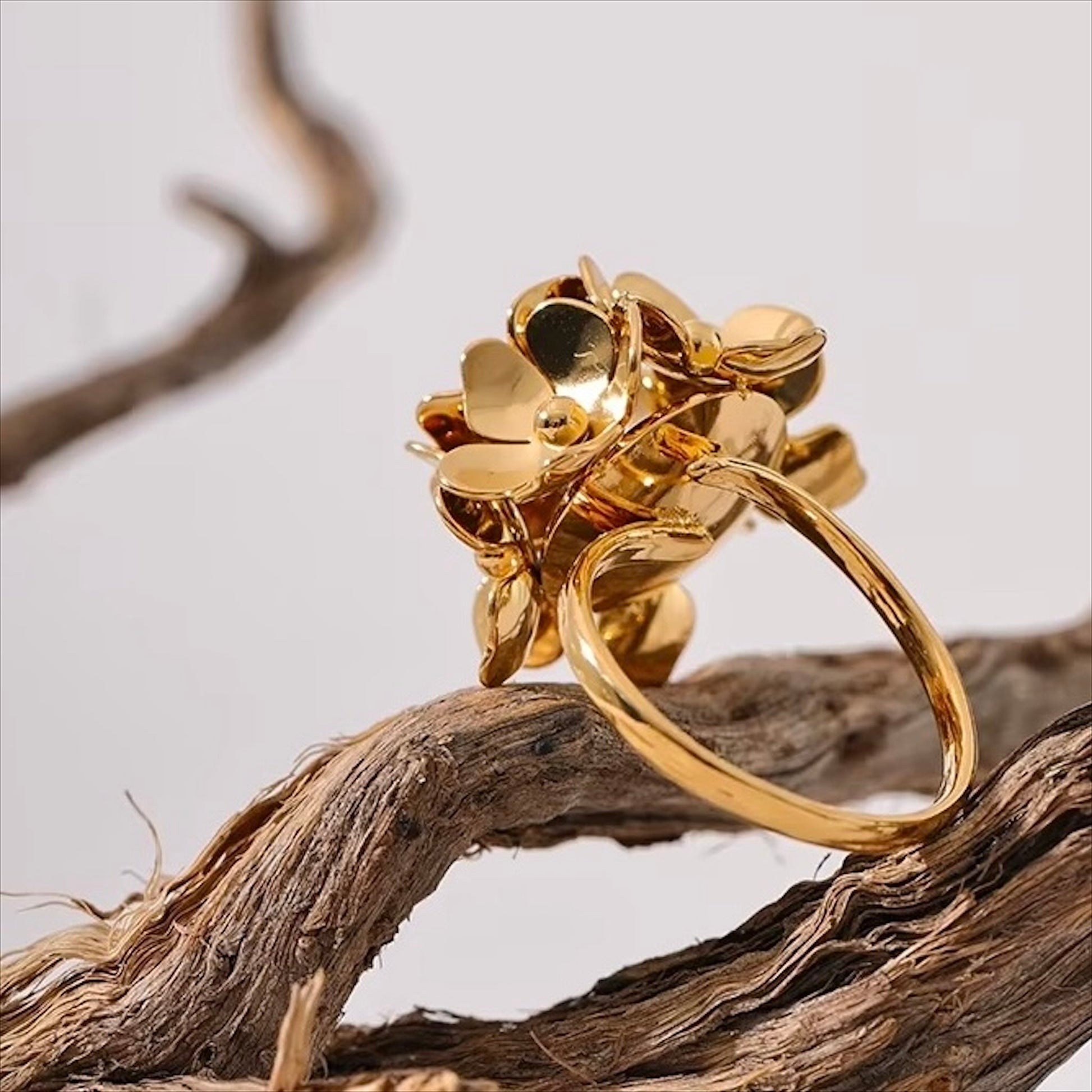 Bague dorée en acier inoxydable avec grand bouquet de fleurs, bijou élégant et féminin pour femme - Bijoux Prestige.