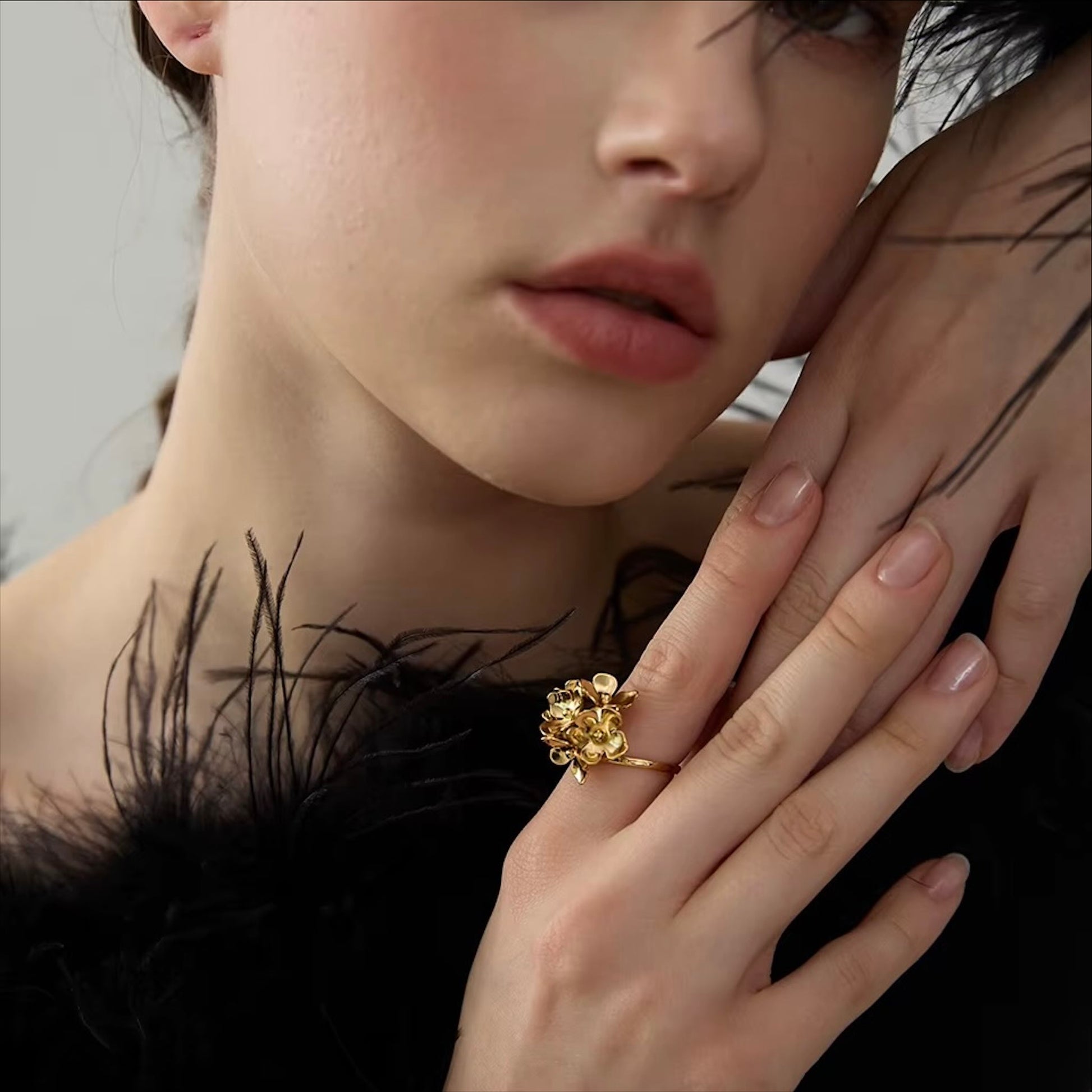 Bague dorée en acier inoxydable avec grand bouquet de fleurs, bijou élégant et féminin pour femme - Bijoux Prestige.