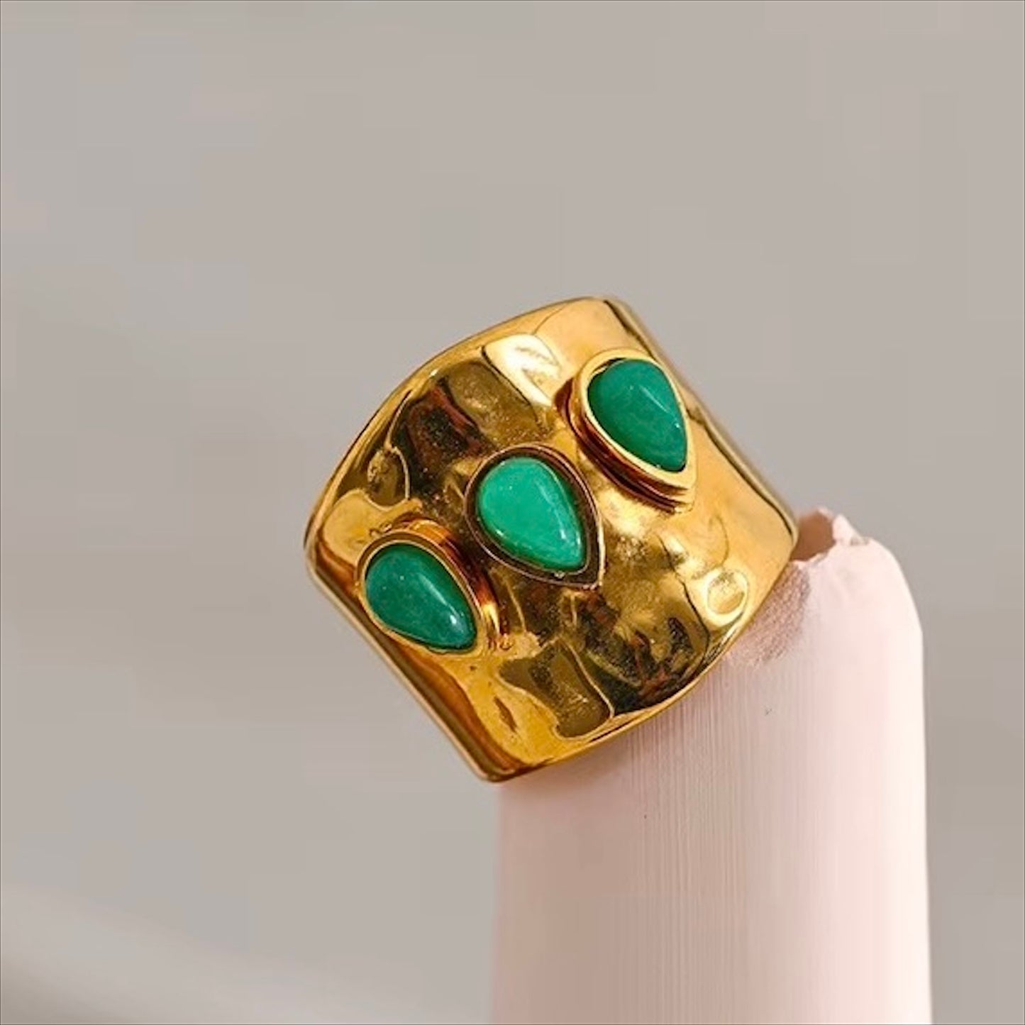 Bague manchette dorée en acier inoxydable ornée de pierres naturelles vertes, bijou tendance et élégant pour femme - Bijoux Prestige
