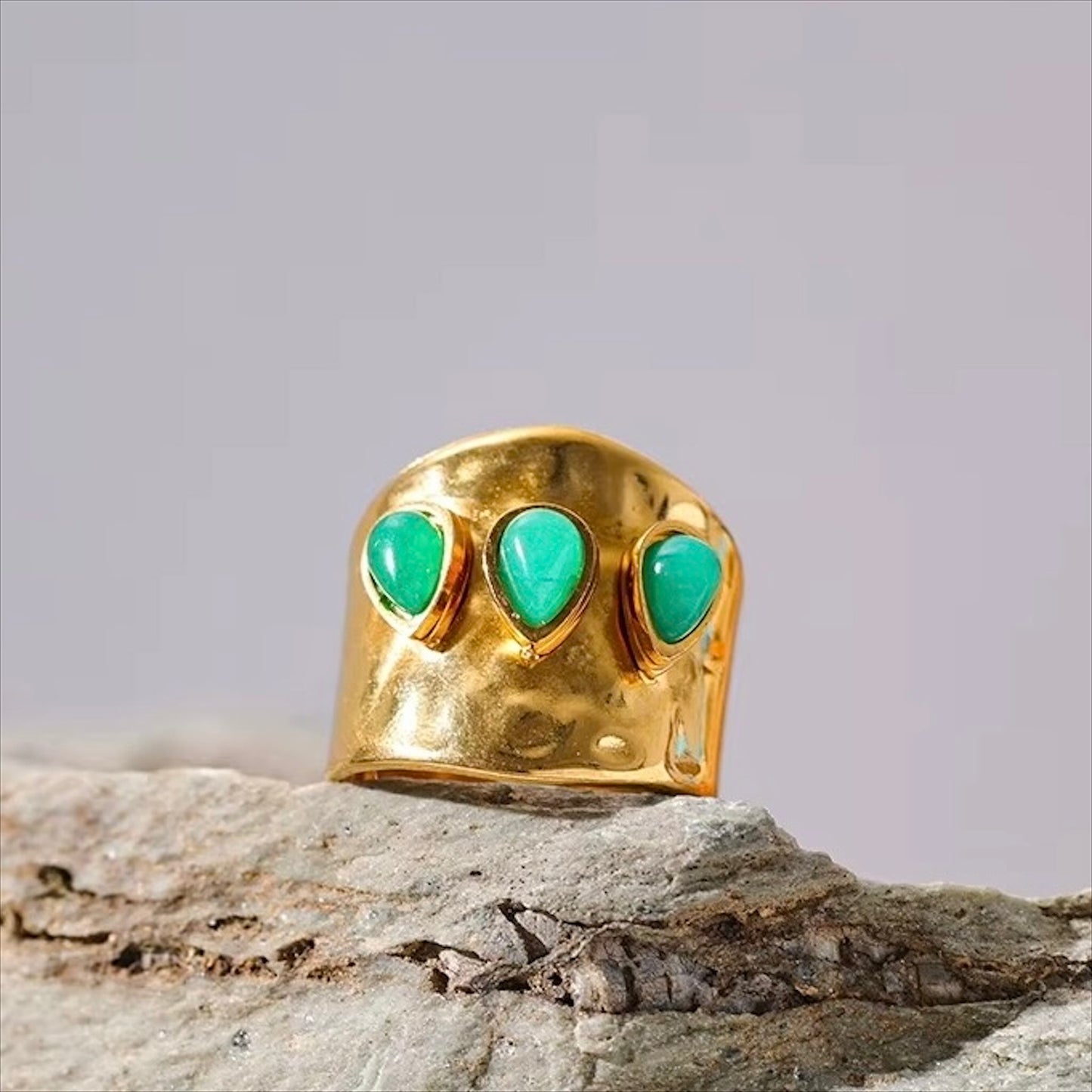 Bague manchette dorée en acier inoxydable ornée de pierres naturelles vertes, bijou tendance et élégant pour femme - Bijoux Prestige