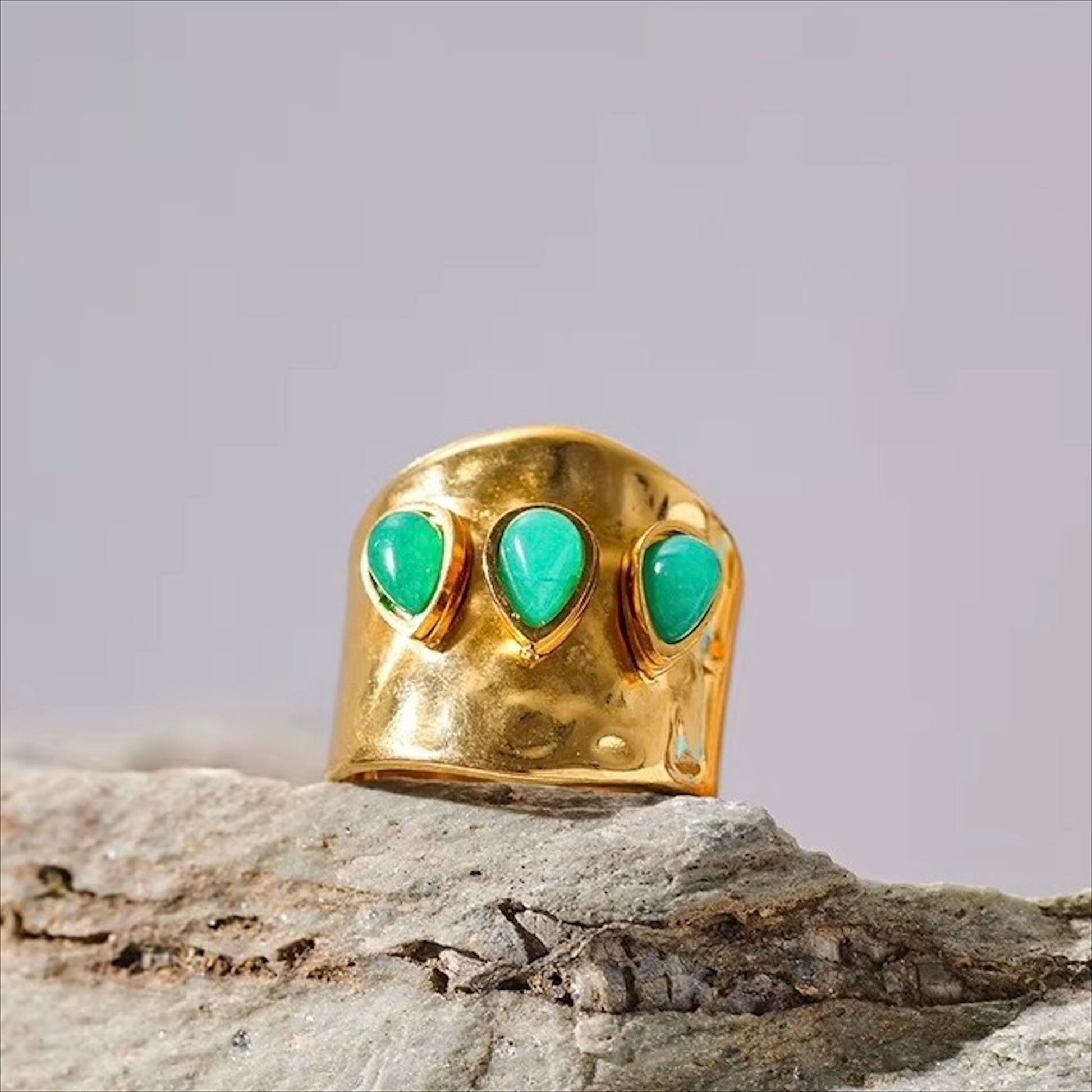 Bague manchette dorée en acier inoxydable ornée de pierres naturelles vertes, bijou tendance et élégant pour femme - Bijoux Prestige