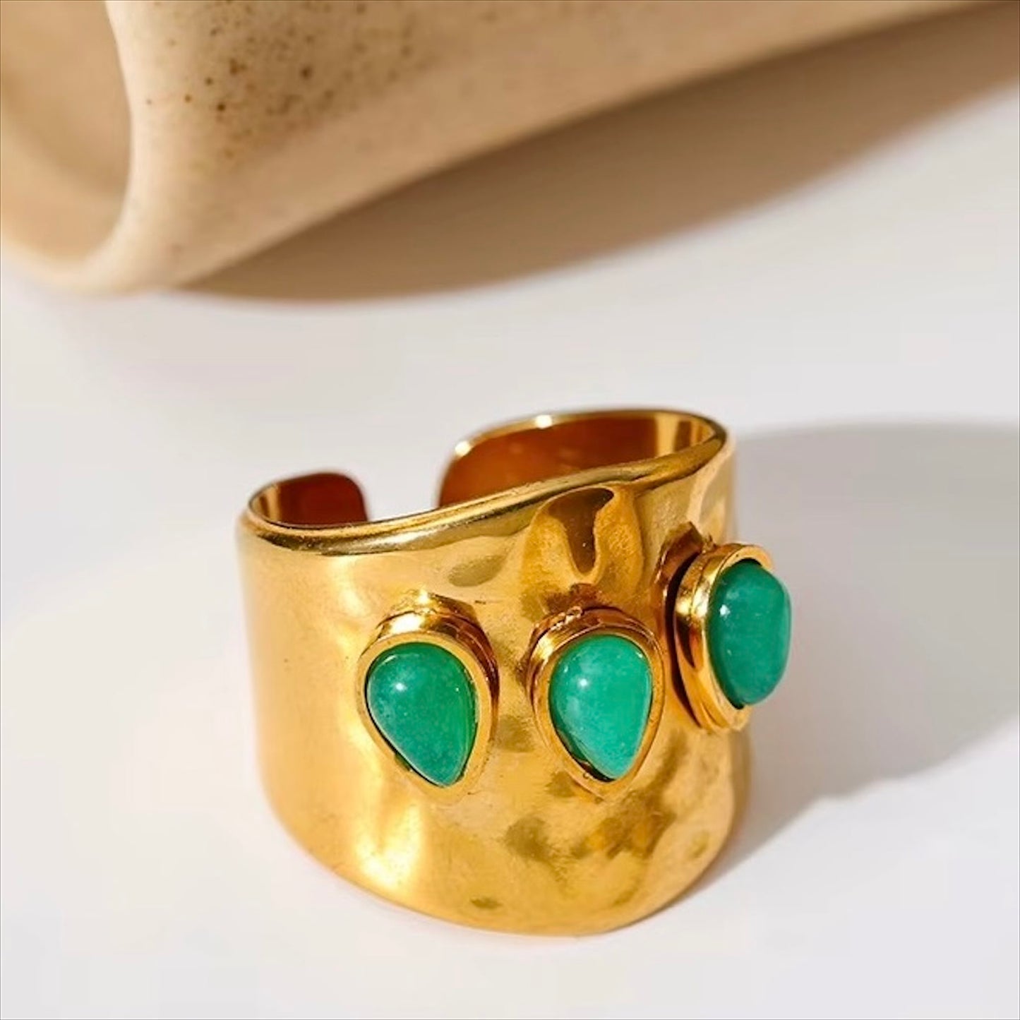 Bague manchette dorée en acier inoxydable ornée de pierres naturelles vertes, bijou tendance et élégant pour femme - Bijoux Prestige