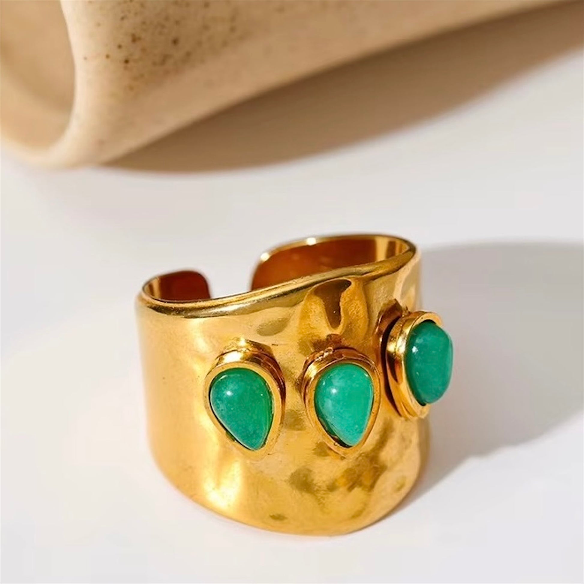 Bague manchette dorée en acier inoxydable ornée de pierres naturelles vertes, bijou tendance et élégant pour femme - Bijoux Prestige