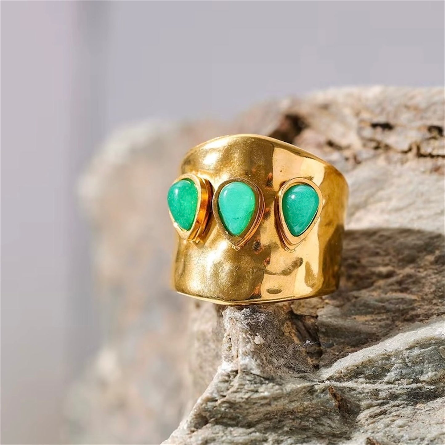 Bague manchette dorée en acier inoxydable ornée de pierres naturelles vertes, bijou tendance et élégant pour femme - Bijoux Prestige