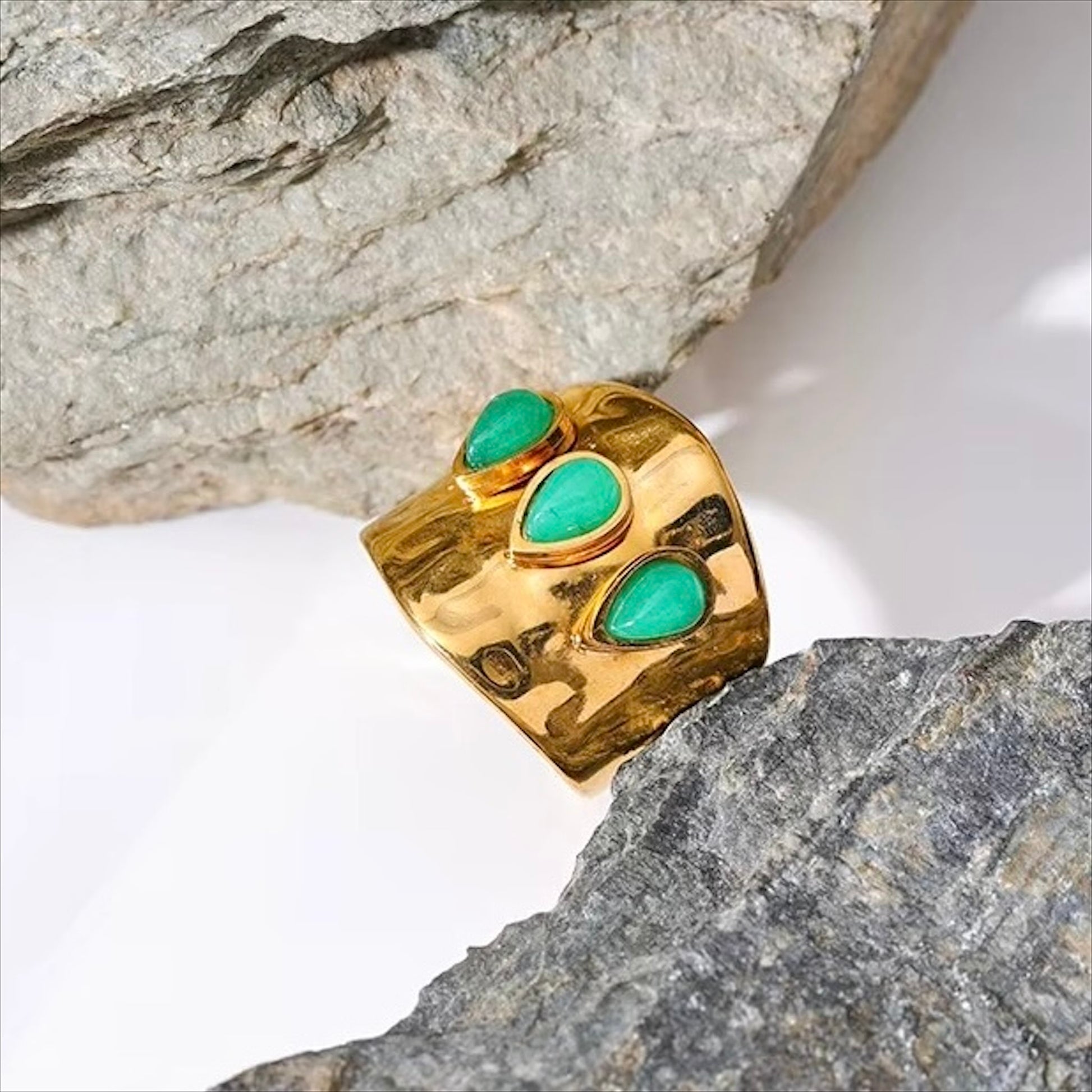 Bague manchette dorée en acier inoxydable ornée de pierres naturelles vertes, bijou tendance et élégant pour femme - Bijoux Prestige