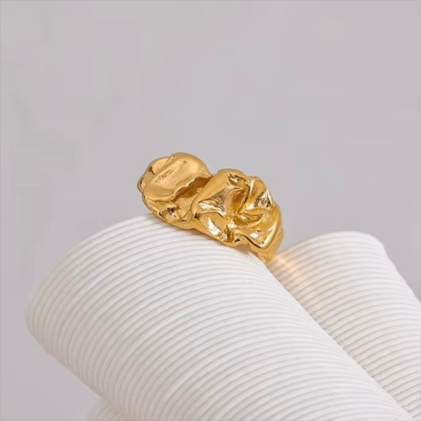 Bague martelée dorée en acier inoxydable design contemporain, bijou original pour femme élégante.