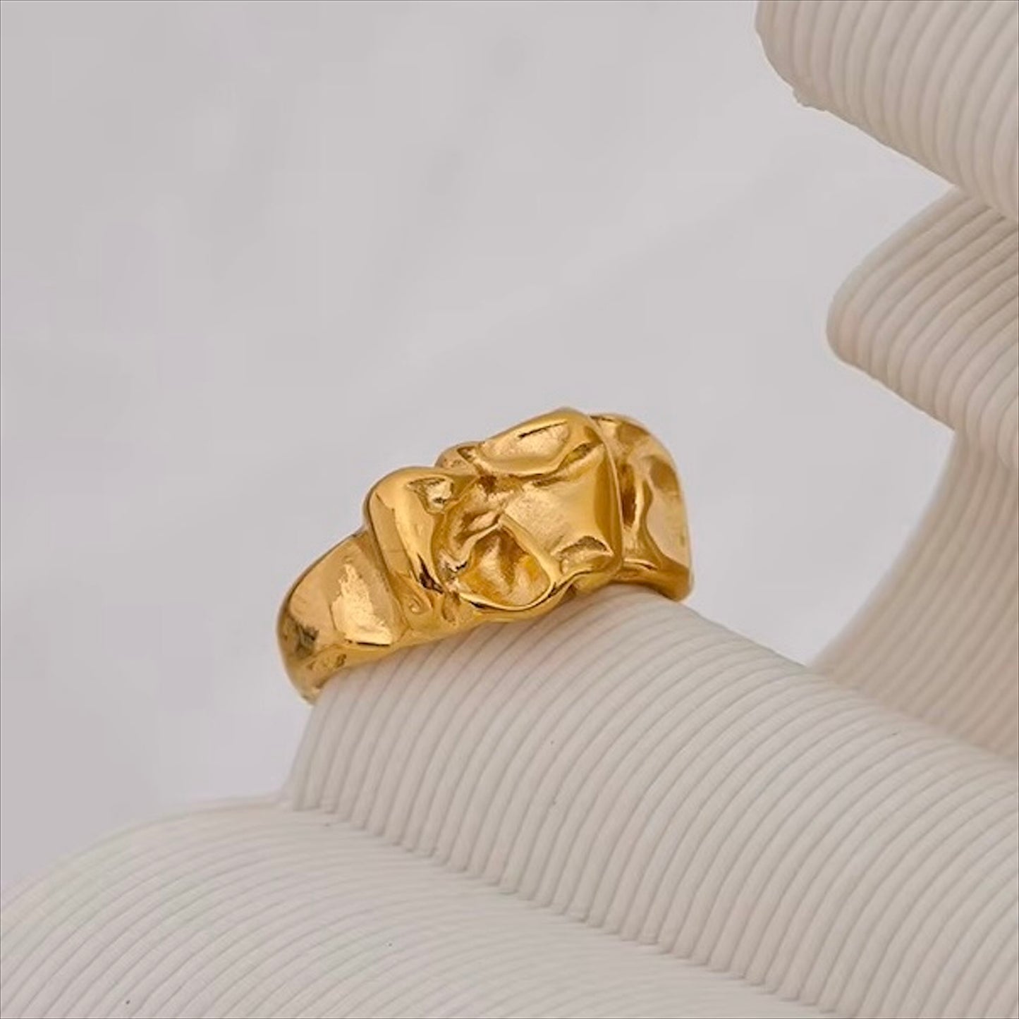 Bague martelée dorée en acier inoxydable design contemporain, bijou original pour femme élégante.