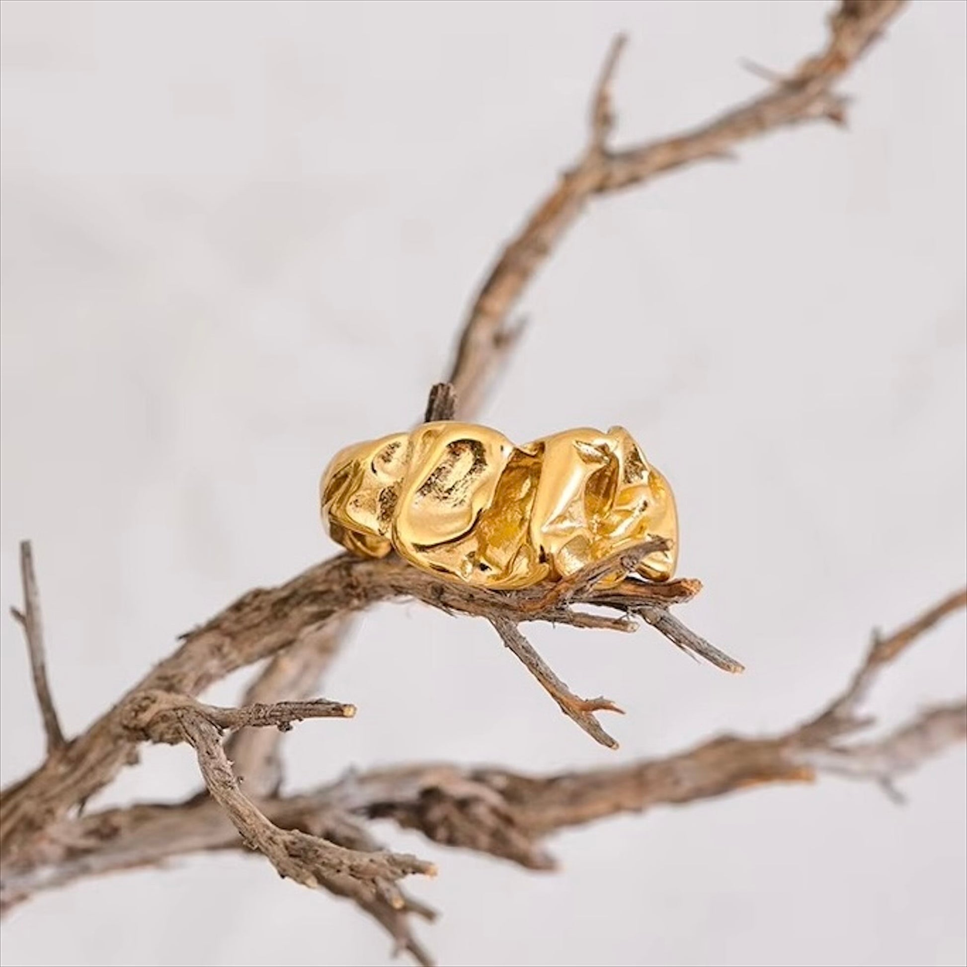 Bague martelée dorée en acier inoxydable design contemporain, bijou original pour femme élégante.