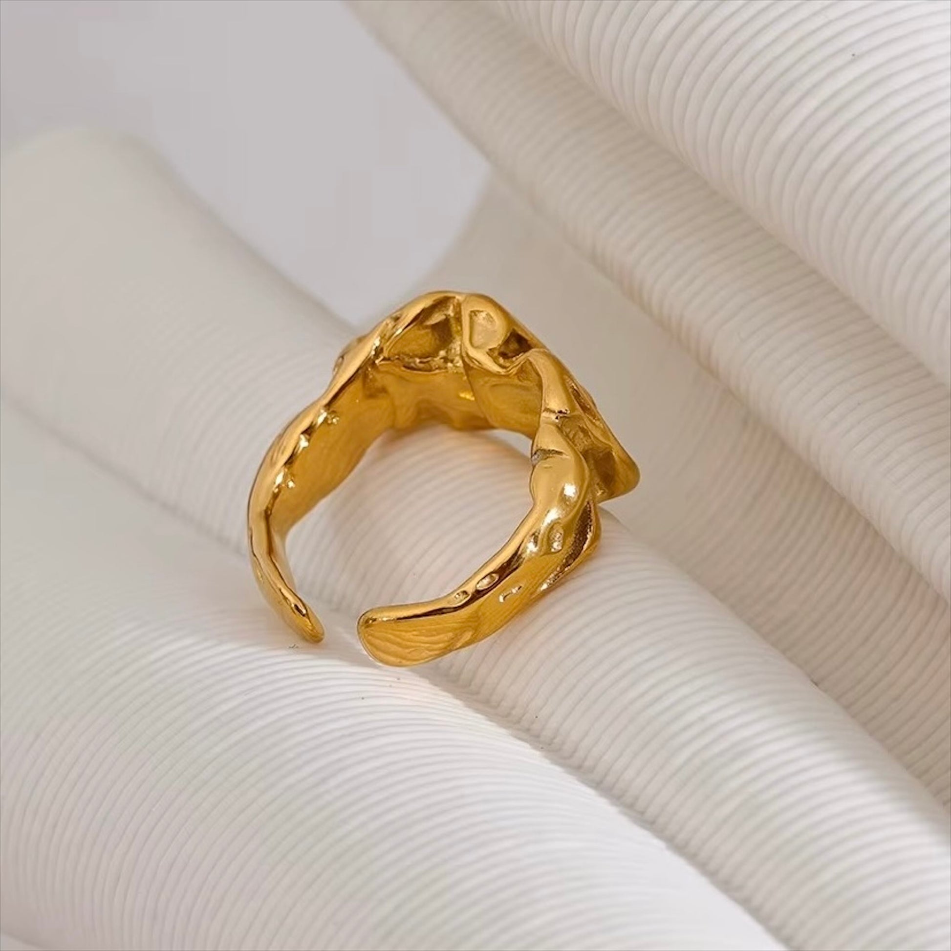 Bague martelée dorée en acier inoxydable design contemporain, bijou original pour femme élégante.