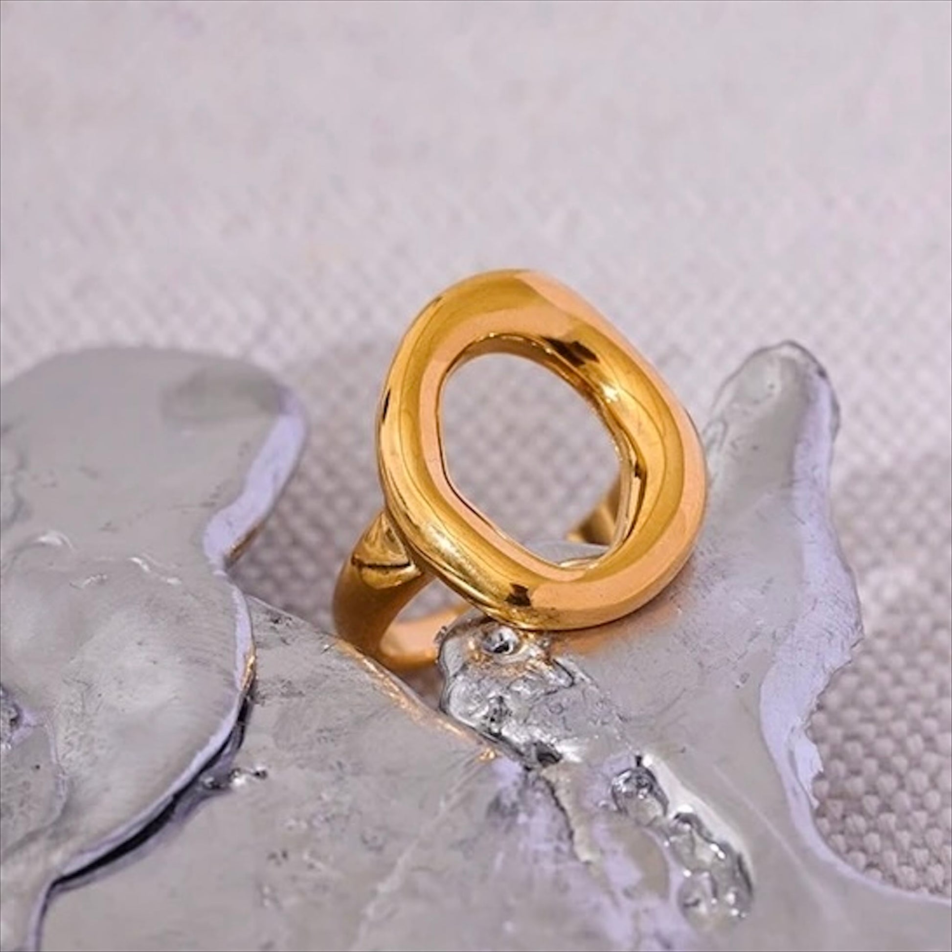 Bague ovale dorée en acier inoxydable, design ouvert et minimaliste, bijou moderne pour femme.