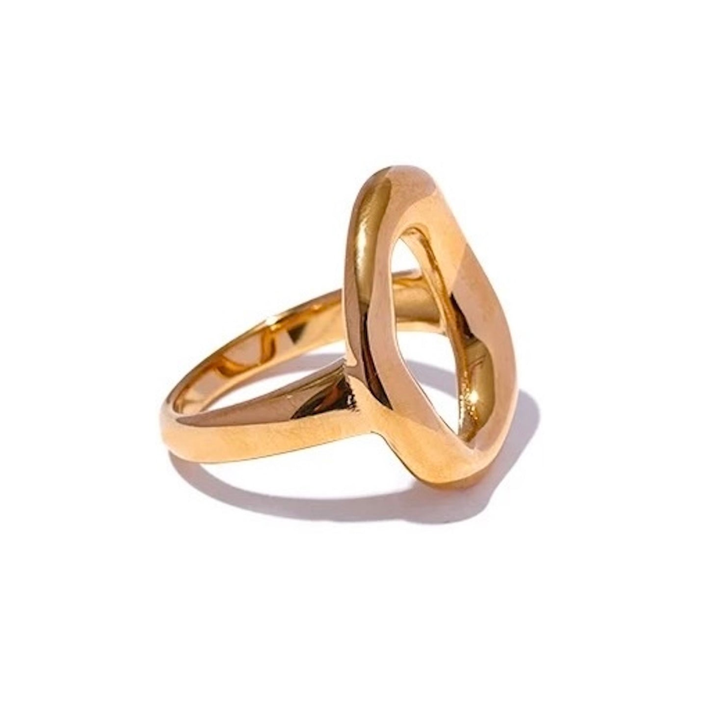 Bague ovale dorée en acier inoxydable, design ouvert et minimaliste, bijou moderne pour femme.