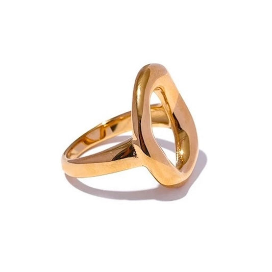 Bague ovale dorée en acier inoxydable, design ouvert et minimaliste, bijou moderne pour femme.
